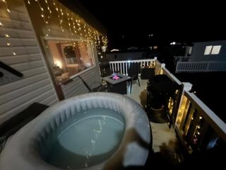 Caravan by Seaside with Hot Tub in Cornwall countryside - 8