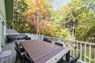 Cozy Mountain Retreat Fireplace Deck Near Lakes - 7