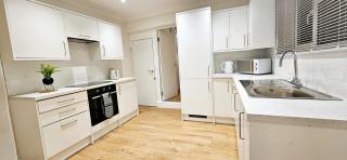 Spacious and well equipped 5-bed Home in Bedford, close to main routes - Bedford - 1