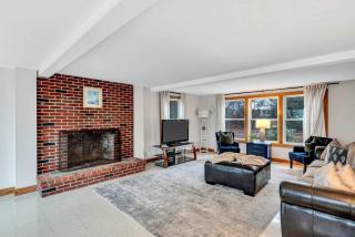 Scraggy Neck 5-Bed Retreat, Fenced Yard with Deck , Sleeps 10, Dog-Friendly, Grill, Community Boat Ramp & Playground, Scenic Loop for Walking and Biking, Perfect Vacation Getaway, 24 Hour Hospitality - 6