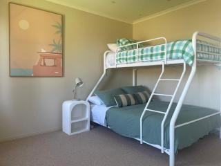 4 BR house near beach sleeps 9 - 2