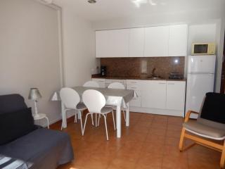 Apartment in Spain near Sandy Beach & Pool - L'Estartit - 8