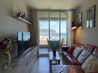 Beachfront Apartment in Spain with Pool Access - L'Estartit - 2