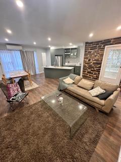 3 Bedroom City Apt, Big Yard & Park Views - Sleeps 7 - 0