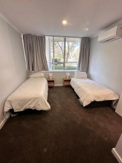 3 Bedroom City Apt, Big Yard & Park Views - Sleeps 7 - 8