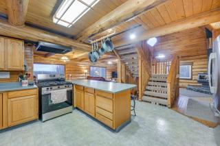 Less Than 1 Mi to Kenai River Spacious Cabin with Deck! - Sterling - 2