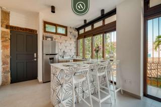 1 BR Mountain Retreat - 5 min to Beach - Pool - 8