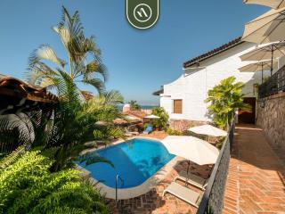 1 BR Mountain Retreat - 5 min to Beach - Pool - 7