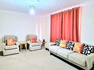 Cosy Luxurious Large 3 bedroom house, free parking, free WiFi - Havering - 1