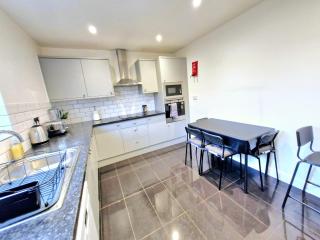 Cosy Luxurious Large 3 bedroom house, free parking, free WiFi - Havering - 6