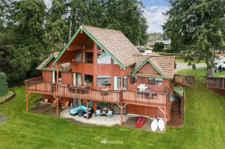 Beautiful Private Lake Lodge with Private Dock and Mountain Views - Spanaway - 6