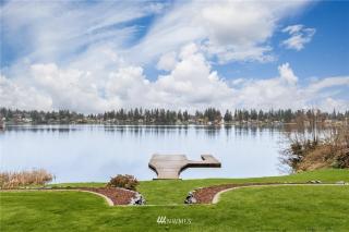 Beautiful Private Lake Lodge with Private Dock and Mountain Views - Spanaway - 5