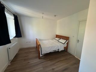 4-Bedroom Escape-Bright & Cozy - 9