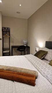 London Ealing near Train station - Ealing - 3