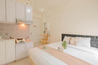 Cozy Studio with Direct Access to Mall at Green Pramuka Apartment By Travelio - 4