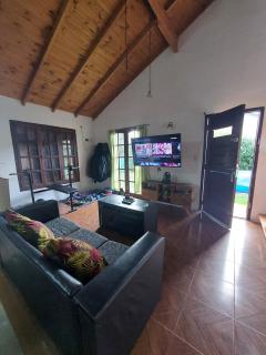 Casa amplia con jardin grande, parrilla y pileta en mar del plata en barrio jardin pegado al bosque peralta ramos - 0