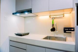 Homey and Simply Look 1BR Bintaro Embarcadero Apartment By Travelio - Tangerang - 2