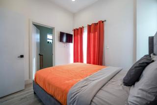 Hollywood Famous Townhome with PVT Rooftop Scenic views - Los Angeles - 2