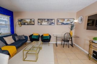 Artsy Getaway With Vibrant Design Flair - Sarasota - 3