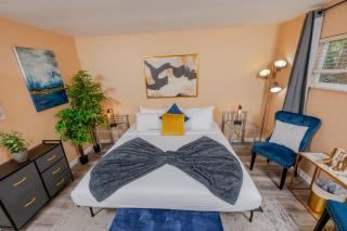 Artsy Getaway With Vibrant Design Flair - Sarasota - 5
