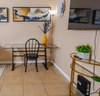 Artsy Getaway With Vibrant Design Flair - Sarasota - 8