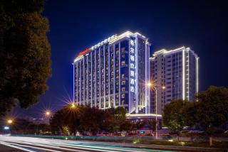 Hampton by Hilton Zhangjiajie Tianmen Mountain -Situated opposite the Tianmen Mountain Cable Car Station -Provide free airport shuttle service - English-speaking customer service - 9