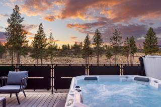 1135 Aerie Buyout 2 Units Deck Hot Tub Views Mins to Old Bend - 0