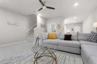 3BR 2 & half Bath Townhouse Modern Spacious Retreat Near Lake Conroe! - Conroe - 9