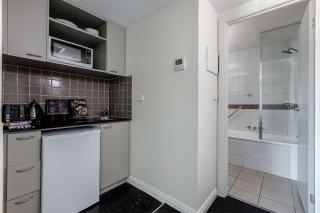 Modern Nomads Classic Styled King Studio with Indoor Pool - Melbourne - 2
