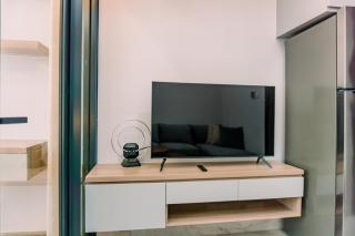Elegant and Comfort 1BR at The Smith Alam Sutera Apartment By Travelio - Tangerang - 5
