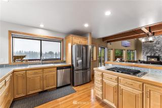 Beautiful Private Lake Lodge with Private Dock and Mountain Views - Spanaway - 8