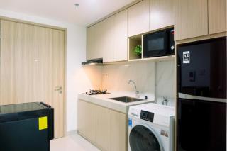 Well Furnished and Elegant 1BR at Bintaro Embarcadero Apartment By Travelio - 4
