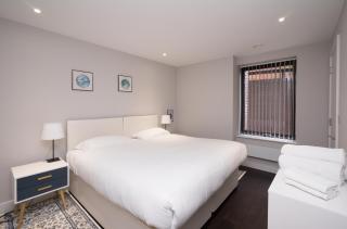 Spacious self-contained city apartment - - 4