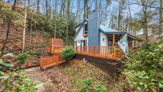 Family Gatlinburg Cabin With Hot Tub, View & Games - 9