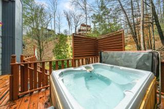 Downtown Getaway Bbq, Hot Tub & Fun Games! - Gatlinburg - 4