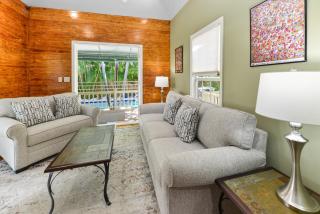Poolside Hide-Away Palm Gardens - 3