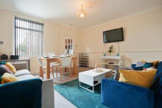 HILLTOP PLACE SUITES 4 Bedrooms 6 BEDS for CONTRACTORS near M1J31 FREE PARKING FOR VANS - 1