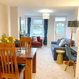 Stylish cottage in vibrant riverside village - 0