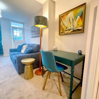 Stylish cottage in vibrant riverside village - 8