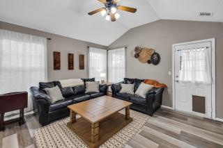 Spacious 3BR Home with KING Bed in Prime Location - Owasso - 2
