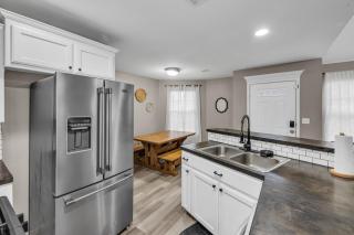 Spacious 3BR Home with KING Bed in Prime Location - Owasso - 6