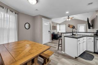 Spacious 3BR Home with KING Bed in Prime Location - Owasso - 3