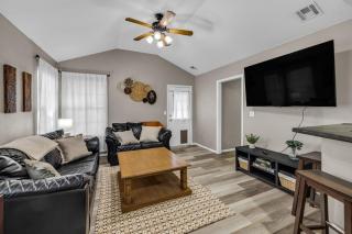 Spacious 3BR Home with KING Bed in Prime Location - Owasso - 1