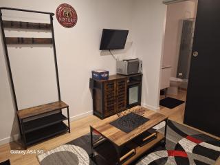 Studio neuf avec espace de travail séparé - 3