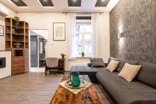 Whimsical Wood Apartment - Budapest - 5