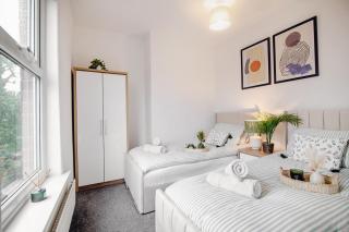 Modern Central Luxury Home with Hot Tub Sauna 11PPL - Sheffield - 2