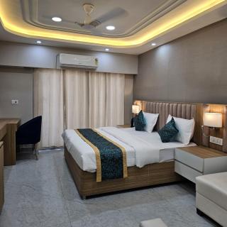 Hotel Shree Sadhna - Vrindavan Chhatikara Road - 8