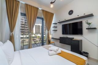 Homey Studio Apartment Perfect for 2 at Azizi Riviera 46 - 4