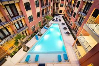 Cozy 1BR Haven w Pool, Gym, Steps from Riverwalk - 2