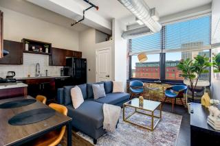 Classy 2BR-Parking, Rooftop,Near Arrowhd & TMobile - Kansas City - 0